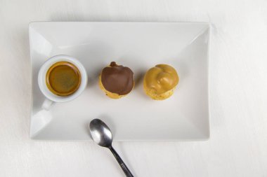 bigne' ve beyaz çanak üzerinde kahve