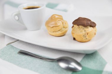 bigne' ve beyaz çanak üzerinde kahve