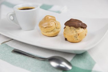 bigne' ve beyaz çanak üzerinde kahve