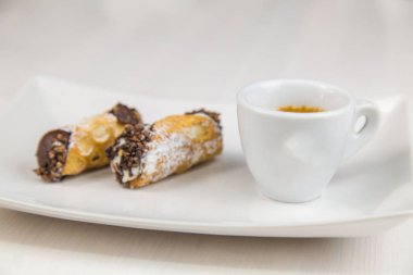 Sicilya Cannoli ve kahve beyaz çanak üzerinde