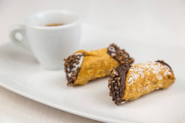 Sicilya Cannoli ve kahve beyaz çanak üzerinde