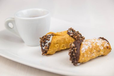 Sicilya Cannoli ve kahve beyaz çanak üzerinde