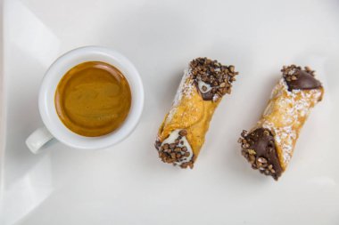 Sicilya Cannoli ve kahve beyaz çanak üzerinde
