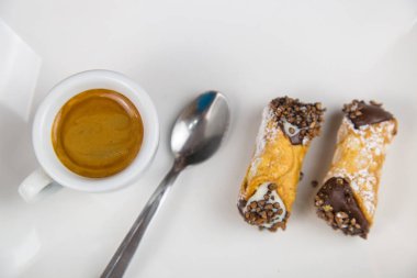 Sicilya Cannoli ve kahve beyaz çanak üzerinde