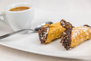 Sicilya Cannoli ve kahve beyaz çanak üzerinde