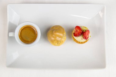 Sicilya pasta ve kahve beyaz çanak üzerinde