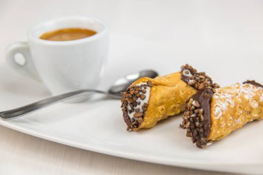 Sicilya Cannoli ve kahve beyaz çanak üzerinde