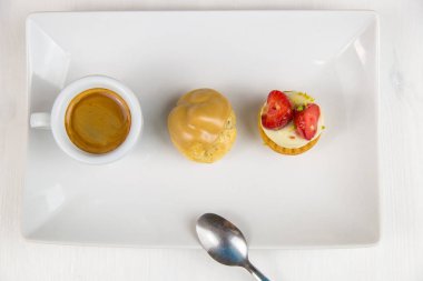 Sicilya pasta ve kahve beyaz çanak üzerinde