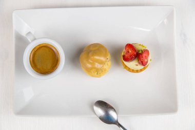 Sicilya pasta ve kahve beyaz çanak üzerinde