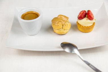 Sicilya pasta ve kahve beyaz çanak üzerinde