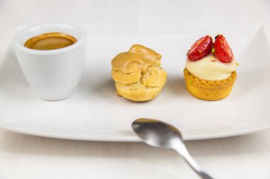 Sicilya pasta ve kahve beyaz çanak üzerinde