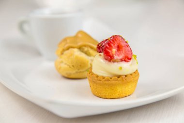 Sicilya pasta ve kahve beyaz çanak üzerinde