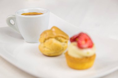 Sicilya pasta ve kahve beyaz çanak üzerinde