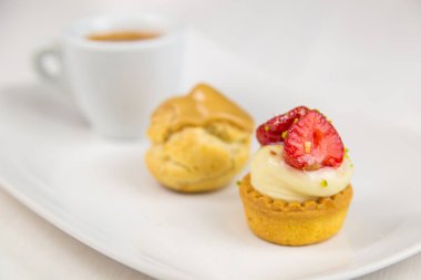 Sicilya pasta ve kahve beyaz çanak üzerinde