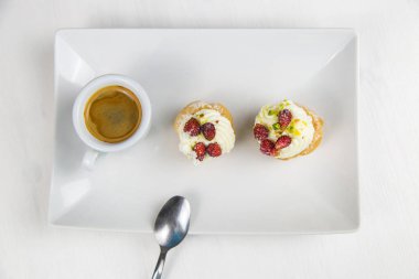 Sicilya pasta ve kahve beyaz çanak üzerinde