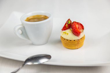 Sicilya pasta ve kahve beyaz çanak üzerinde