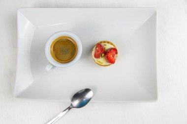 Sicilya pasta ve kahve beyaz çanak üzerinde