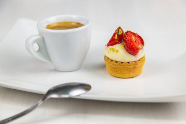 Sicilya pasta ve kahve beyaz çanak üzerinde