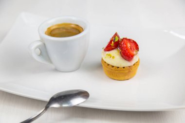 Sicilya pasta ve kahve beyaz çanak üzerinde