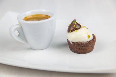 Sicilya pasta ve kahve beyaz çanak üzerinde