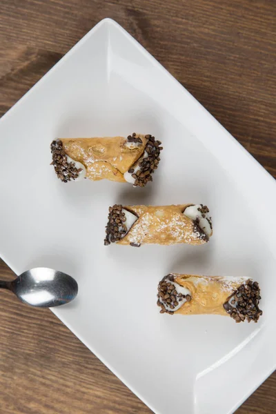 Cannoli sicilien sur blanc Plat — Photo