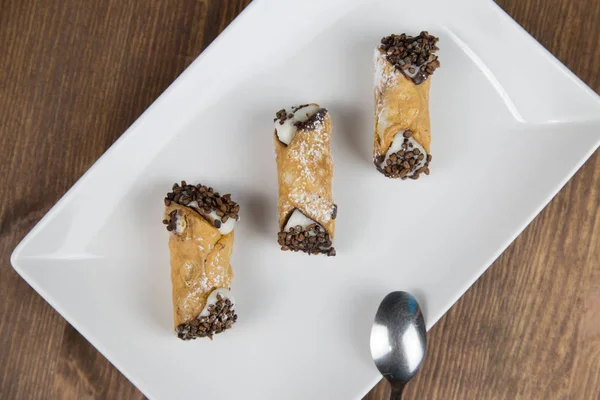 Sicilya Cannoli beyaz düz