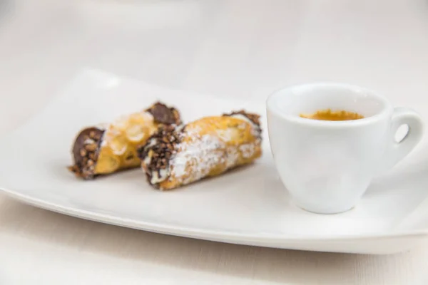 Cannoli της Σικελίας και καφέ σε λευκό πιάτο — Φωτογραφία Αρχείου