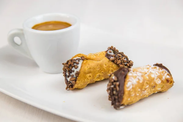 Cannoli της Σικελίας και καφέ σε λευκό πιάτο — Φωτογραφία Αρχείου