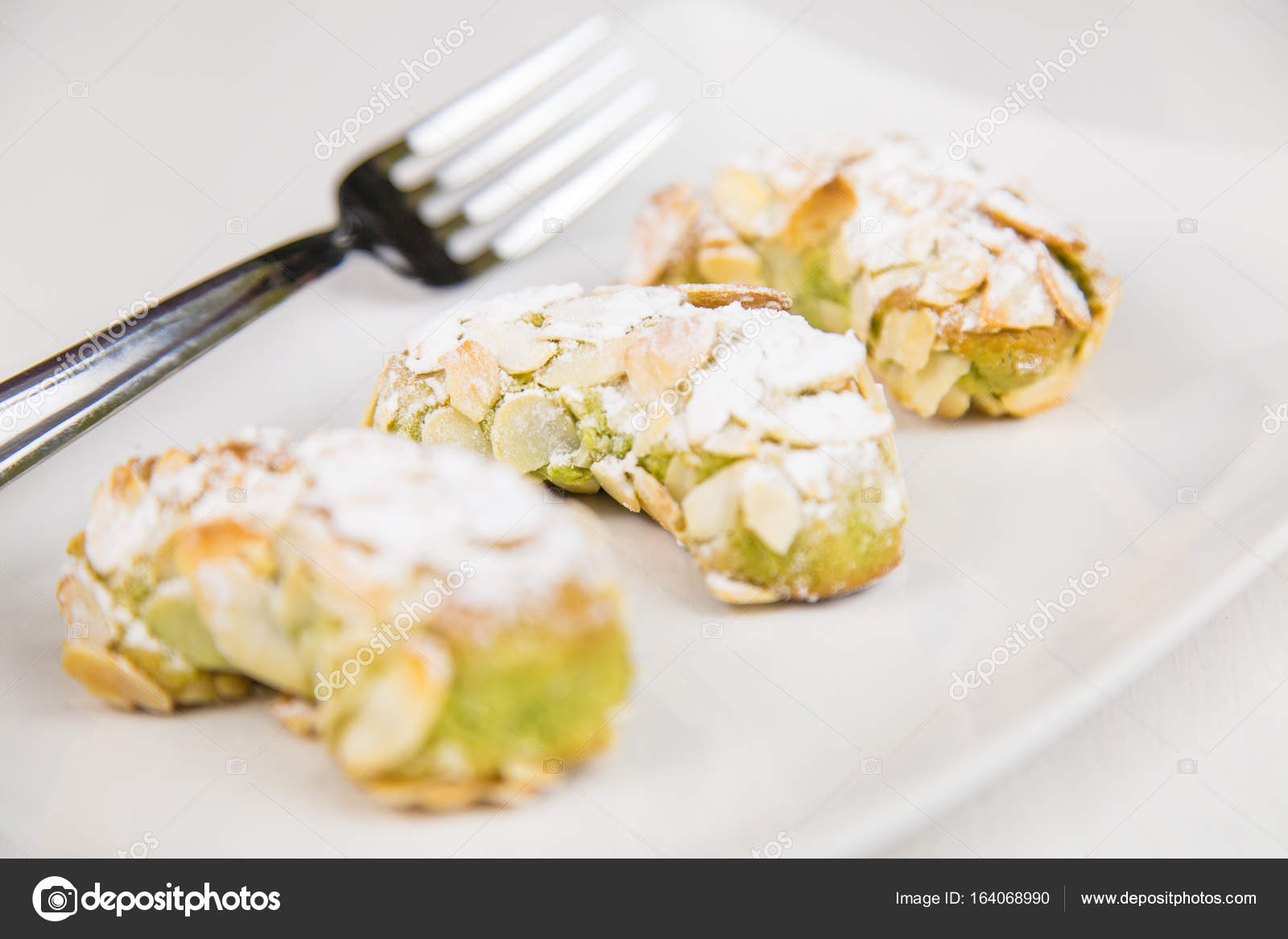 Isolés pâtisserie sicilienne sur plat rectangulaire blanc \u2014 Image de WEAD