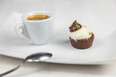 Sicilya pasta ve kahve beyaz çanak üzerinde