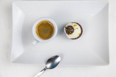 Sicilya pasta ve kahve beyaz çanak üzerinde