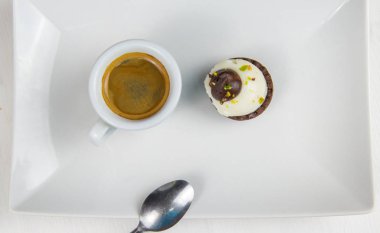 Sicilya pasta ve kahve beyaz çanak üzerinde