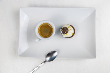 Sicilya pasta ve kahve beyaz çanak üzerinde