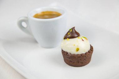 Sicilya pasta ve kahve beyaz çanak üzerinde