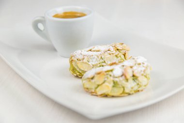 Sicilya pasta ve kahve beyaz çanak üzerinde