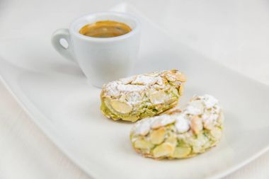 Sicilya pasta ve kahve beyaz çanak üzerinde