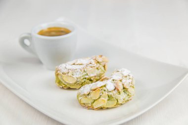 Sicilya pasta ve kahve beyaz çanak üzerinde