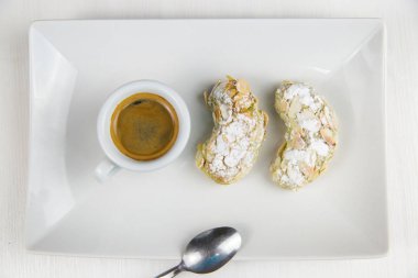 Sicilya pasta ve kahve beyaz çanak üzerinde