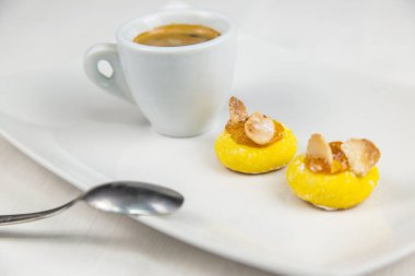 Sicilya pasta ve kahve beyaz çanak üzerinde