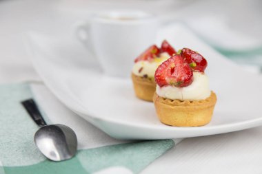 Sicilya pasta ve kahve beyaz çanak üzerinde