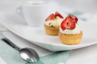 Sicilya pasta ve kahve beyaz çanak üzerinde