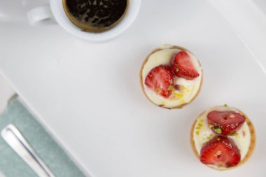 Sicilya pasta ve kahve beyaz çanak üzerinde