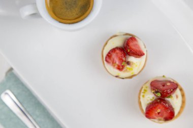 Sicilya pasta ve kahve beyaz çanak üzerinde