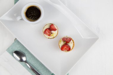 Sicilya pasta ve kahve beyaz çanak üzerinde