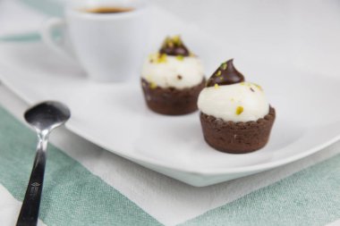 Sicilya pasta ve kahve beyaz çanak üzerinde