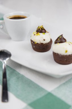 Sicilya pasta ve kahve beyaz çanak üzerinde