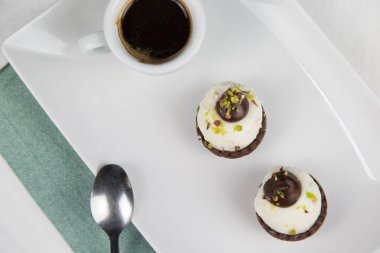 Sicilya pasta ve kahve beyaz çanak üzerinde