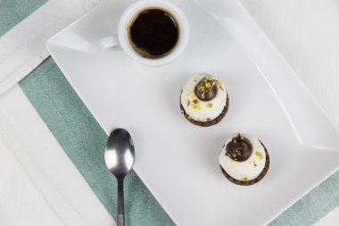 Sicilya pasta ve kahve beyaz çanak üzerinde