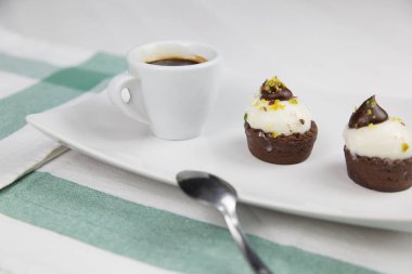 Sicilya pasta ve kahve beyaz çanak üzerinde