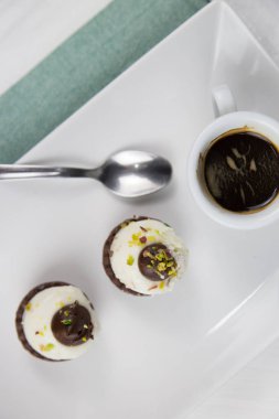 Sicilya pasta ve kahve beyaz çanak üzerinde